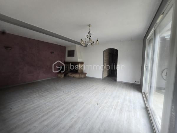 Un cadre naturel exceptionnel au Péage-de-Vizille et un beau potentiel pour cette maison à rénover !

Située au Péage-de-Vizille, cette propriété offre un environnement particulièrement calme, verdoyant et préservé, tout en restant à proximité des commodités. Avec ses beaux volumes, son terrain arboré et son vaste espace naturel, elle offre un véritable potentiel pour un projet de résidence principale, secondaire ou d'investissement.

L'un des principaux atouts de cette propriété réside dans son environnement naturel : en complément des 3 588 m² de terrain entourant la maison, le bien bénéficie également d'une importante partie boisée classée en zone naturelle, d'une superficie de 15 867 m².

🌳 Au total, ce sont donc plus de 19 000 m² d'espace naturel et de verdure qui accompagnent la propriété, offrant un environnement rare et paisible, idéal pour les amoureux de nature, d'espace et de tranquillité.

Implantée sur une parcelle arborée de 3 588 m², cette maison d'environ 118 m² habitables (120 m² de surface utile) séduira les acquéreurs à la recherche d'espace, de calme et d'un projet de rénovation.

La maison nécessite une rénovation complète, laissant libre cours à vos envies d'aménagement et permettant de créer un intérieur entièrement à votre image.

Des travaux sont notamment à prévoir concernant la toiture datant de 1983, la mise aux normes de l'assainissement individuel, ainsi que la rénovation intérieure.

La maison se compose de :
Au rez-de-chaussée :
Grand garage.
Plusieurs espaces annexes pouvant être aménagés selon vos besoins : atelier, buanderie, cave, espace de stockage ou pièces complémentaires.
À l'étage :
Deux chambres.
Un salon lumineux.
Une cuisine indépendante.
Une salle de bains.
WC séparés.
Une agréable terrasse exposée sud-ouest, idéale pour profiter des beaux jours.

Les combles offrent également un potentiel d'aménagement supplémentaire : bureau, salle de jeux, chambre d'appoint ou autre selon vos projets.

Une cave d'environ 12 m² complète l'ensemble.

🌿 Des extérieurs qui font toute la différence

Le terrain entourant la maison, entièrement bordé de verdure, offre un cadre particulièrement paisible, sans vis-à-vis immédiat.

Vous y trouverez notamment :

une petite mare,
de nombreux arbres et espaces verts,
des espaces couverts pouvant accueillir des animaux ou servir de stockage,
un environnement propice au calme et à la détente.

Et surtout, la propriété dispose d'une partie boisée classée en zone naturelle d'environ 15 867 m², offrant un véritable écrin de verdure supplémentaire autour de la maison.

Cet espace naturel constitue un atout majeur pour les personnes recherchant de la tranquillité, de l'espace et un environnement préservé, tout en bénéficiant d'une propriété avec un important potentiel de rénovation.

⭐ Les atouts

✔ Située au Péage-de-Vizille

✔ Plus de 19 000 m² au total entre terrain et espace boisé naturel

✔ 15 867 m² de partie boisée classée en zone naturelle

✔ Terrain autour de la maison de 3 588 m²

✔ Environnement calme, verdoyant et préservé

✔ Maison d'environ 118 m² habitables

✔ Terrasse exposée sud-ouest

✔ Nombreuses dépendances et espaces annexes

✔ Cave d'environ 12 m²

✔ Fort potentiel après rénovation

Ce bien s'adresse avant tout aux acquéreurs souhaitant entreprendre des travaux afin de créer une maison à leur image, tout en profitant d'un environnement naturel exceptionnel aux portes de Vizille et de vastes espaces extérieurs.

Une propriété rare au Péage-de-Vizille par son environnement, ses surfaces extérieures et son potentiel, qui mérite d'être découverte.