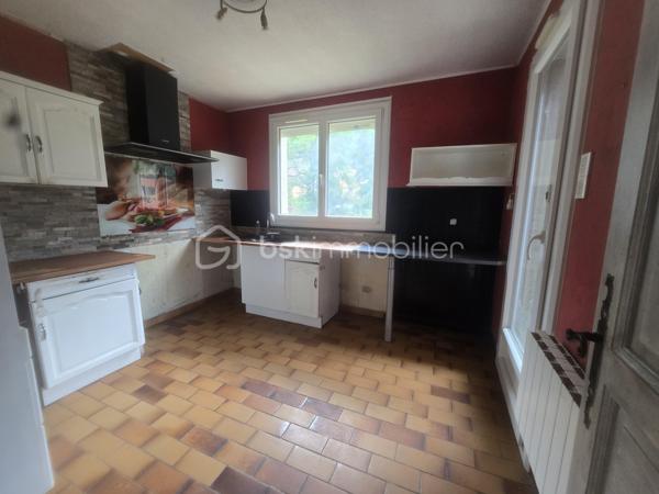 Un cadre naturel exceptionnel au Péage-de-Vizille et un beau potentiel pour cette maison à rénover !

Située au Péage-de-Vizille, cette propriété offre un environnement particulièrement calme, verdoyant et préservé, tout en restant à proximité des commodités. Avec ses beaux volumes, son terrain arboré et son vaste espace naturel, elle offre un véritable potentiel pour un projet de résidence principale, secondaire ou d'investissement.

L'un des principaux atouts de cette propriété réside dans son environnement naturel : en complément des 3 588 m² de terrain entourant la maison, le bien bénéficie également d'une importante partie boisée classée en zone naturelle, d'une superficie de 15 867 m².

🌳 Au total, ce sont donc plus de 19 000 m² d'espace naturel et de verdure qui accompagnent la propriété, offrant un environnement rare et paisible, idéal pour les amoureux de nature, d'espace et de tranquillité.

Implantée sur une parcelle arborée de 3 588 m², cette maison d'environ 118 m² habitables (120 m² de surface utile) séduira les acquéreurs à la recherche d'espace, de calme et d'un projet de rénovation.

La maison nécessite une rénovation complète, laissant libre cours à vos envies d'aménagement et permettant de créer un intérieur entièrement à votre image.

Des travaux sont notamment à prévoir concernant la toiture datant de 1983, la mise aux normes de l'assainissement individuel, ainsi que la rénovation intérieure.

La maison se compose de :
Au rez-de-chaussée :
Grand garage.
Plusieurs espaces annexes pouvant être aménagés selon vos besoins : atelier, buanderie, cave, espace de stockage ou pièces complémentaires.
À l'étage :
Deux chambres.
Un salon lumineux.
Une cuisine indépendante.
Une salle de bains.
WC séparés.
Une agréable terrasse exposée sud-ouest, idéale pour profiter des beaux jours.

Les combles offrent également un potentiel d'aménagement supplémentaire : bureau, salle de jeux, chambre d'appoint ou autre selon vos projets.

Une cave d'environ 12 m² complète l'ensemble.

🌿 Des extérieurs qui font toute la différence

Le terrain entourant la maison, entièrement bordé de verdure, offre un cadre particulièrement paisible, sans vis-à-vis immédiat.

Vous y trouverez notamment :

une petite mare,
de nombreux arbres et espaces verts,
des espaces couverts pouvant accueillir des animaux ou servir de stockage,
un environnement propice au calme et à la détente.

Et surtout, la propriété dispose d'une partie boisée classée en zone naturelle d'environ 15 867 m², offrant un véritable écrin de verdure supplémentaire autour de la maison.

Cet espace naturel constitue un atout majeur pour les personnes recherchant de la tranquillité, de l'espace et un environnement préservé, tout en bénéficiant d'une propriété avec un important potentiel de rénovation.

⭐ Les atouts

✔ Située au Péage-de-Vizille

✔ Plus de 19 000 m² au total entre terrain et espace boisé naturel

✔ 15 867 m² de partie boisée classée en zone naturelle

✔ Terrain autour de la maison de 3 588 m²

✔ Environnement calme, verdoyant et préservé

✔ Maison d'environ 118 m² habitables

✔ Terrasse exposée sud-ouest

✔ Nombreuses dépendances et espaces annexes

✔ Cave d'environ 12 m²

✔ Fort potentiel après rénovation

Ce bien s'adresse avant tout aux acquéreurs souhaitant entreprendre des travaux afin de créer une maison à leur image, tout en profitant d'un environnement naturel exceptionnel aux portes de Vizille et de vastes espaces extérieurs.

Une propriété rare au Péage-de-Vizille par son environnement, ses surfaces extérieures et son potentiel, qui mérite d'être découverte.