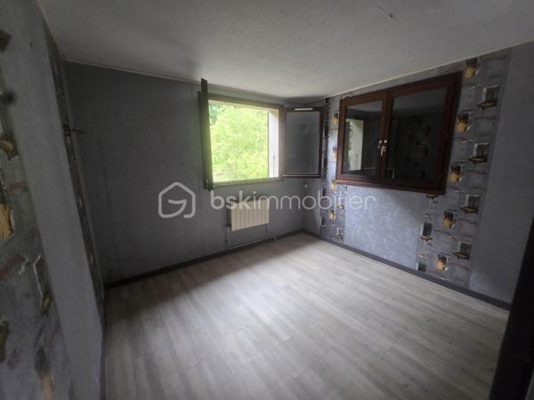 Un cadre naturel exceptionnel au Péage-de-Vizille et un beau potentiel pour cette maison à rénover !

Située au Péage-de-Vizille, cette propriété offre un environnement particulièrement calme, verdoyant et préservé, tout en restant à proximité des commodités. Avec ses beaux volumes, son terrain arboré et son vaste espace naturel, elle offre un véritable potentiel pour un projet de résidence principale, secondaire ou d'investissement.

L'un des principaux atouts de cette propriété réside dans son environnement naturel : en complément des 3 588 m² de terrain entourant la maison, le bien bénéficie également d'une importante partie boisée classée en zone naturelle, d'une superficie de 15 867 m².

🌳 Au total, ce sont donc plus de 19 000 m² d'espace naturel et de verdure qui accompagnent la propriété, offrant un environnement rare et paisible, idéal pour les amoureux de nature, d'espace et de tranquillité.

Implantée sur une parcelle arborée de 3 588 m², cette maison d'environ 118 m² habitables (120 m² de surface utile) séduira les acquéreurs à la recherche d'espace, de calme et d'un projet de rénovation.

La maison nécessite une rénovation complète, laissant libre cours à vos envies d'aménagement et permettant de créer un intérieur entièrement à votre image.

Des travaux sont notamment à prévoir concernant la toiture datant de 1983, la mise aux normes de l'assainissement individuel, ainsi que la rénovation intérieure.

La maison se compose de :
Au rez-de-chaussée :
Grand garage.
Plusieurs espaces annexes pouvant être aménagés selon vos besoins : atelier, buanderie, cave, espace de stockage ou pièces complémentaires.
À l'étage :
Deux chambres.
Un salon lumineux.
Une cuisine indépendante.
Une salle de bains.
WC séparés.
Une agréable terrasse exposée sud-ouest, idéale pour profiter des beaux jours.

Les combles offrent également un potentiel d'aménagement supplémentaire : bureau, salle de jeux, chambre d'appoint ou autre selon vos projets.

Une cave d'environ 12 m² complète l'ensemble.

🌿 Des extérieurs qui font toute la différence

Le terrain entourant la maison, entièrement bordé de verdure, offre un cadre particulièrement paisible, sans vis-à-vis immédiat.

Vous y trouverez notamment :

une petite mare,
de nombreux arbres et espaces verts,
des espaces couverts pouvant accueillir des animaux ou servir de stockage,
un environnement propice au calme et à la détente.

Et surtout, la propriété dispose d'une partie boisée classée en zone naturelle d'environ 15 867 m², offrant un véritable écrin de verdure supplémentaire autour de la maison.

Cet espace naturel constitue un atout majeur pour les personnes recherchant de la tranquillité, de l'espace et un environnement préservé, tout en bénéficiant d'une propriété avec un important potentiel de rénovation.

⭐ Les atouts

✔ Située au Péage-de-Vizille

✔ Plus de 19 000 m² au total entre terrain et espace boisé naturel

✔ 15 867 m² de partie boisée classée en zone naturelle

✔ Terrain autour de la maison de 3 588 m²

✔ Environnement calme, verdoyant et préservé

✔ Maison d'environ 118 m² habitables

✔ Terrasse exposée sud-ouest

✔ Nombreuses dépendances et espaces annexes

✔ Cave d'environ 12 m²

✔ Fort potentiel après rénovation

Ce bien s'adresse avant tout aux acquéreurs souhaitant entreprendre des travaux afin de créer une maison à leur image, tout en profitant d'un environnement naturel exceptionnel aux portes de Vizille et de vastes espaces extérieurs.

Une propriété rare au Péage-de-Vizille par son environnement, ses surfaces extérieures et son potentiel, qui mérite d'être découverte.