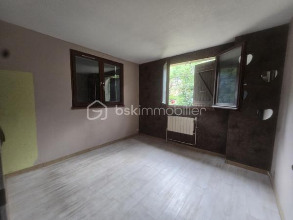 Un cadre naturel exceptionnel au Péage-de-Vizille et un beau potentiel pour cette maison à rénover !

Située au Péage-de-Vizille, cette propriété offre un environnement particulièrement calme, verdoyant et préservé, tout en restant à proximité des commodités. Avec ses beaux volumes, son terrain arboré et son vaste espace naturel, elle offre un véritable potentiel pour un projet de résidence principale, secondaire ou d'investissement.

L'un des principaux atouts de cette propriété réside dans son environnement naturel : en complément des 3 588 m² de terrain entourant la maison, le bien bénéficie également d'une importante partie boisée classée en zone naturelle, d'une superficie de 15 867 m².

🌳 Au total, ce sont donc plus de 19 000 m² d'espace naturel et de verdure qui accompagnent la propriété, offrant un environnement rare et paisible, idéal pour les amoureux de nature, d'espace et de tranquillité.

Implantée sur une parcelle arborée de 3 588 m², cette maison d'environ 118 m² habitables (120 m² de surface utile) séduira les acquéreurs à la recherche d'espace, de calme et d'un projet de rénovation.

La maison nécessite une rénovation complète, laissant libre cours à vos envies d'aménagement et permettant de créer un intérieur entièrement à votre image.

Des travaux sont notamment à prévoir concernant la toiture datant de 1983, la mise aux normes de l'assainissement individuel, ainsi que la rénovation intérieure.

La maison se compose de :
Au rez-de-chaussée :
Grand garage.
Plusieurs espaces annexes pouvant être aménagés selon vos besoins : atelier, buanderie, cave, espace de stockage ou pièces complémentaires.
À l'étage :
Deux chambres.
Un salon lumineux.
Une cuisine indépendante.
Une salle de bains.
WC séparés.
Une agréable terrasse exposée sud-ouest, idéale pour profiter des beaux jours.

Les combles offrent également un potentiel d'aménagement supplémentaire : bureau, salle de jeux, chambre d'appoint ou autre selon vos projets.

Une cave d'environ 12 m² complète l'ensemble.

🌿 Des extérieurs qui font toute la différence

Le terrain entourant la maison, entièrement bordé de verdure, offre un cadre particulièrement paisible, sans vis-à-vis immédiat.

Vous y trouverez notamment :

une petite mare,
de nombreux arbres et espaces verts,
des espaces couverts pouvant accueillir des animaux ou servir de stockage,
un environnement propice au calme et à la détente.

Et surtout, la propriété dispose d'une partie boisée classée en zone naturelle d'environ 15 867 m², offrant un véritable écrin de verdure supplémentaire autour de la maison.

Cet espace naturel constitue un atout majeur pour les personnes recherchant de la tranquillité, de l'espace et un environnement préservé, tout en bénéficiant d'une propriété avec un important potentiel de rénovation.

⭐ Les atouts

✔ Située au Péage-de-Vizille

✔ Plus de 19 000 m² au total entre terrain et espace boisé naturel

✔ 15 867 m² de partie boisée classée en zone naturelle

✔ Terrain autour de la maison de 3 588 m²

✔ Environnement calme, verdoyant et préservé

✔ Maison d'environ 118 m² habitables

✔ Terrasse exposée sud-ouest

✔ Nombreuses dépendances et espaces annexes

✔ Cave d'environ 12 m²

✔ Fort potentiel après rénovation

Ce bien s'adresse avant tout aux acquéreurs souhaitant entreprendre des travaux afin de créer une maison à leur image, tout en profitant d'un environnement naturel exceptionnel aux portes de Vizille et de vastes espaces extérieurs.

Une propriété rare au Péage-de-Vizille par son environnement, ses surfaces extérieures et son potentiel, qui mérite d'être découverte.