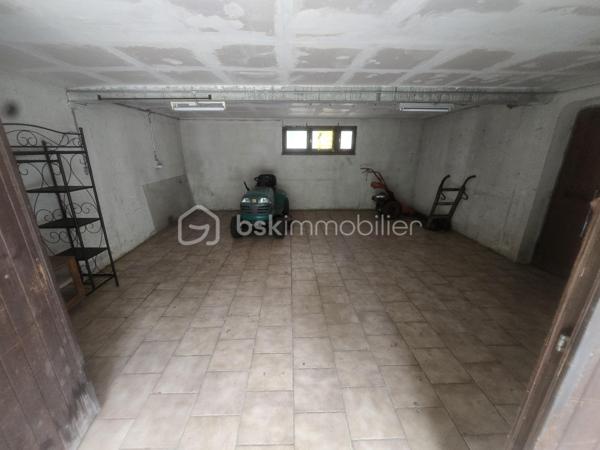Un cadre naturel exceptionnel au Péage-de-Vizille et un beau potentiel pour cette maison à rénover !

Située au Péage-de-Vizille, cette propriété offre un environnement particulièrement calme, verdoyant et préservé, tout en restant à proximité des commodités. Avec ses beaux volumes, son terrain arboré et son vaste espace naturel, elle offre un véritable potentiel pour un projet de résidence principale, secondaire ou d'investissement.

L'un des principaux atouts de cette propriété réside dans son environnement naturel : en complément des 3 588 m² de terrain entourant la maison, le bien bénéficie également d'une importante partie boisée classée en zone naturelle, d'une superficie de 15 867 m².

🌳 Au total, ce sont donc plus de 19 000 m² d'espace naturel et de verdure qui accompagnent la propriété, offrant un environnement rare et paisible, idéal pour les amoureux de nature, d'espace et de tranquillité.

Implantée sur une parcelle arborée de 3 588 m², cette maison d'environ 118 m² habitables (120 m² de surface utile) séduira les acquéreurs à la recherche d'espace, de calme et d'un projet de rénovation.

La maison nécessite une rénovation complète, laissant libre cours à vos envies d'aménagement et permettant de créer un intérieur entièrement à votre image.

Des travaux sont notamment à prévoir concernant la toiture datant de 1983, la mise aux normes de l'assainissement individuel, ainsi que la rénovation intérieure.

La maison se compose de :
Au rez-de-chaussée :
Grand garage.
Plusieurs espaces annexes pouvant être aménagés selon vos besoins : atelier, buanderie, cave, espace de stockage ou pièces complémentaires.
À l'étage :
Deux chambres.
Un salon lumineux.
Une cuisine indépendante.
Une salle de bains.
WC séparés.
Une agréable terrasse exposée sud-ouest, idéale pour profiter des beaux jours.

Les combles offrent également un potentiel d'aménagement supplémentaire : bureau, salle de jeux, chambre d'appoint ou autre selon vos projets.

Une cave d'environ 12 m² complète l'ensemble.

🌿 Des extérieurs qui font toute la différence

Le terrain entourant la maison, entièrement bordé de verdure, offre un cadre particulièrement paisible, sans vis-à-vis immédiat.

Vous y trouverez notamment :

une petite mare,
de nombreux arbres et espaces verts,
des espaces couverts pouvant accueillir des animaux ou servir de stockage,
un environnement propice au calme et à la détente.

Et surtout, la propriété dispose d'une partie boisée classée en zone naturelle d'environ 15 867 m², offrant un véritable écrin de verdure supplémentaire autour de la maison.

Cet espace naturel constitue un atout majeur pour les personnes recherchant de la tranquillité, de l'espace et un environnement préservé, tout en bénéficiant d'une propriété avec un important potentiel de rénovation.

⭐ Les atouts

✔ Située au Péage-de-Vizille

✔ Plus de 19 000 m² au total entre terrain et espace boisé naturel

✔ 15 867 m² de partie boisée classée en zone naturelle

✔ Terrain autour de la maison de 3 588 m²

✔ Environnement calme, verdoyant et préservé

✔ Maison d'environ 118 m² habitables

✔ Terrasse exposée sud-ouest

✔ Nombreuses dépendances et espaces annexes

✔ Cave d'environ 12 m²

✔ Fort potentiel après rénovation

Ce bien s'adresse avant tout aux acquéreurs souhaitant entreprendre des travaux afin de créer une maison à leur image, tout en profitant d'un environnement naturel exceptionnel aux portes de Vizille et de vastes espaces extérieurs.

Une propriété rare au Péage-de-Vizille par son environnement, ses surfaces extérieures et son potentiel, qui mérite d'être découverte.