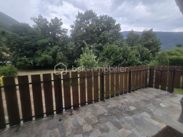Un cadre naturel exceptionnel au Péage-de-Vizille et un beau potentiel pour cette maison à rénover !

Située au Péage-de-Vizille, cette propriété offre un environnement particulièrement calme, verdoyant et préservé, tout en restant à proximité des commodités. Avec ses beaux volumes, son terrain arboré et son vaste espace naturel, elle offre un véritable potentiel pour un projet de résidence principale, secondaire ou d'investissement.

L'un des principaux atouts de cette propriété réside dans son environnement naturel : en complément des 3 588 m² de terrain entourant la maison, le bien bénéficie également d'une importante partie boisée classée en zone naturelle, d'une superficie de 15 867 m².

🌳 Au total, ce sont donc plus de 19 000 m² d'espace naturel et de verdure qui accompagnent la propriété, offrant un environnement rare et paisible, idéal pour les amoureux de nature, d'espace et de tranquillité.

Implantée sur une parcelle arborée de 3 588 m², cette maison d'environ 118 m² habitables (120 m² de surface utile) séduira les acquéreurs à la recherche d'espace, de calme et d'un projet de rénovation.

La maison nécessite une rénovation complète, laissant libre cours à vos envies d'aménagement et permettant de créer un intérieur entièrement à votre image.

Des travaux sont notamment à prévoir concernant la toiture datant de 1983, la mise aux normes de l'assainissement individuel, ainsi que la rénovation intérieure.

La maison se compose de :
Au rez-de-chaussée :
Grand garage.
Plusieurs espaces annexes pouvant être aménagés selon vos besoins : atelier, buanderie, cave, espace de stockage ou pièces complémentaires.
À l'étage :
Deux chambres.
Un salon lumineux.
Une cuisine indépendante.
Une salle de bains.
WC séparés.
Une agréable terrasse exposée sud-ouest, idéale pour profiter des beaux jours.

Les combles offrent également un potentiel d'aménagement supplémentaire : bureau, salle de jeux, chambre d'appoint ou autre selon vos projets.

Une cave d'environ 12 m² complète l'ensemble.

🌿 Des extérieurs qui font toute la différence

Le terrain entourant la maison, entièrement bordé de verdure, offre un cadre particulièrement paisible, sans vis-à-vis immédiat.

Vous y trouverez notamment :

une petite mare,
de nombreux arbres et espaces verts,
des espaces couverts pouvant accueillir des animaux ou servir de stockage,
un environnement propice au calme et à la détente.

Et surtout, la propriété dispose d'une partie boisée classée en zone naturelle d'environ 15 867 m², offrant un véritable écrin de verdure supplémentaire autour de la maison.

Cet espace naturel constitue un atout majeur pour les personnes recherchant de la tranquillité, de l'espace et un environnement préservé, tout en bénéficiant d'une propriété avec un important potentiel de rénovation.

⭐ Les atouts

✔ Située au Péage-de-Vizille

✔ Plus de 19 000 m² au total entre terrain et espace boisé naturel

✔ 15 867 m² de partie boisée classée en zone naturelle

✔ Terrain autour de la maison de 3 588 m²

✔ Environnement calme, verdoyant et préservé

✔ Maison d'environ 118 m² habitables

✔ Terrasse exposée sud-ouest

✔ Nombreuses dépendances et espaces annexes

✔ Cave d'environ 12 m²

✔ Fort potentiel après rénovation

Ce bien s'adresse avant tout aux acquéreurs souhaitant entreprendre des travaux afin de créer une maison à leur image, tout en profitant d'un environnement naturel exceptionnel aux portes de Vizille et de vastes espaces extérieurs.

Une propriété rare au Péage-de-Vizille par son environnement, ses surfaces extérieures et son potentiel, qui mérite d'être découverte.
