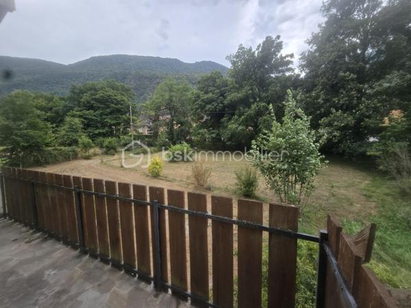 Un cadre naturel exceptionnel au Péage-de-Vizille et un beau potentiel pour cette maison à rénover !

Située au Péage-de-Vizille, cette propriété offre un environnement particulièrement calme, verdoyant et préservé, tout en restant à proximité des commodités. Avec ses beaux volumes, son terrain arboré et son vaste espace naturel, elle offre un véritable potentiel pour un projet de résidence principale, secondaire ou d'investissement.

L'un des principaux atouts de cette propriété réside dans son environnement naturel : en complément des 3 588 m² de terrain entourant la maison, le bien bénéficie également d'une importante partie boisée classée en zone naturelle, d'une superficie de 15 867 m².

🌳 Au total, ce sont donc plus de 19 000 m² d'espace naturel et de verdure qui accompagnent la propriété, offrant un environnement rare et paisible, idéal pour les amoureux de nature, d'espace et de tranquillité.

Implantée sur une parcelle arborée de 3 588 m², cette maison d'environ 118 m² habitables (120 m² de surface utile) séduira les acquéreurs à la recherche d'espace, de calme et d'un projet de rénovation.

La maison nécessite une rénovation complète, laissant libre cours à vos envies d'aménagement et permettant de créer un intérieur entièrement à votre image.

Des travaux sont notamment à prévoir concernant la toiture datant de 1983, la mise aux normes de l'assainissement individuel, ainsi que la rénovation intérieure.

La maison se compose de :
Au rez-de-chaussée :
Grand garage.
Plusieurs espaces annexes pouvant être aménagés selon vos besoins : atelier, buanderie, cave, espace de stockage ou pièces complémentaires.
À l'étage :
Deux chambres.
Un salon lumineux.
Une cuisine indépendante.
Une salle de bains.
WC séparés.
Une agréable terrasse exposée sud-ouest, idéale pour profiter des beaux jours.

Les combles offrent également un potentiel d'aménagement supplémentaire : bureau, salle de jeux, chambre d'appoint ou autre selon vos projets.

Une cave d'environ 12 m² complète l'ensemble.

🌿 Des extérieurs qui font toute la différence

Le terrain entourant la maison, entièrement bordé de verdure, offre un cadre particulièrement paisible, sans vis-à-vis immédiat.

Vous y trouverez notamment :

une petite mare,
de nombreux arbres et espaces verts,
des espaces couverts pouvant accueillir des animaux ou servir de stockage,
un environnement propice au calme et à la détente.

Et surtout, la propriété dispose d'une partie boisée classée en zone naturelle d'environ 15 867 m², offrant un véritable écrin de verdure supplémentaire autour de la maison.

Cet espace naturel constitue un atout majeur pour les personnes recherchant de la tranquillité, de l'espace et un environnement préservé, tout en bénéficiant d'une propriété avec un important potentiel de rénovation.

⭐ Les atouts

✔ Située au Péage-de-Vizille

✔ Plus de 19 000 m² au total entre terrain et espace boisé naturel

✔ 15 867 m² de partie boisée classée en zone naturelle

✔ Terrain autour de la maison de 3 588 m²

✔ Environnement calme, verdoyant et préservé

✔ Maison d'environ 118 m² habitables

✔ Terrasse exposée sud-ouest

✔ Nombreuses dépendances et espaces annexes

✔ Cave d'environ 12 m²

✔ Fort potentiel après rénovation

Ce bien s'adresse avant tout aux acquéreurs souhaitant entreprendre des travaux afin de créer une maison à leur image, tout en profitant d'un environnement naturel exceptionnel aux portes de Vizille et de vastes espaces extérieurs.

Une propriété rare au Péage-de-Vizille par son environnement, ses surfaces extérieures et son potentiel, qui mérite d'être découverte.