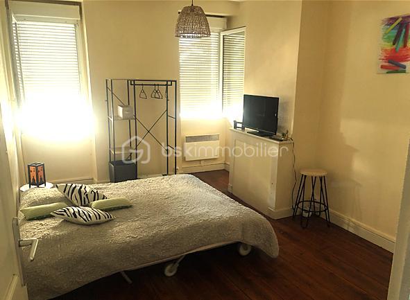 Maison au centre ville d' Agen sur 2 niveaux 
composée d'un coin cuisine (évier, plaque, frigo, micro onde, rangement)  et salon en rdc , salle de bain (sabot), wc et cumulus.
une chambre lumineuse à l'étage avec un plancher bois , 
au 2ème étage une pièce de réserve sous toit avec vélux 
un vélux dans l'éscalier.  
Double vitrage, volets roulant, chauffage électrique
Actuellement loué 500 € / mois mais sera libre au 1/07/2026