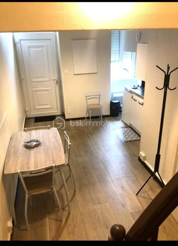 Maison au centre ville d' Agen sur 2 niveaux 
composée d'un coin cuisine (évier, plaque, frigo, micro onde, rangement)  et salon en rdc , salle de bain (sabot), wc et cumulus.
une chambre lumineuse à l'étage avec un plancher bois , 
au 2ème étage une pièce de réserve sous toit avec vélux 
un vélux dans l'éscalier.  
Double vitrage, volets roulant, chauffage électrique
Actuellement loué 500 € / mois mais sera libre au 1/07/2026