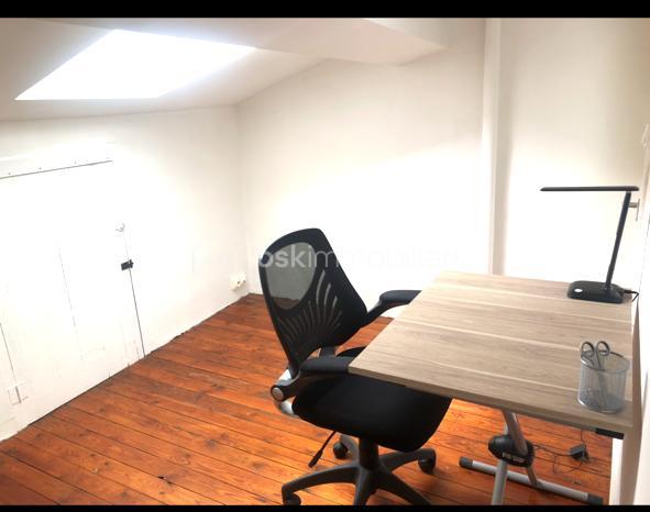 Maison au centre ville d' Agen sur 2 niveaux 
composée d'un coin cuisine (évier, plaque, frigo, micro onde, rangement)  et salon en rdc , salle de bain (sabot), wc et cumulus.
une chambre lumineuse à l'étage avec un plancher bois , 
au 2ème étage une pièce de réserve sous toit avec vélux 
un vélux dans l'éscalier.  
Double vitrage, volets roulant, chauffage électrique
Actuellement loué 500 € / mois mais sera libre au 1/07/2026