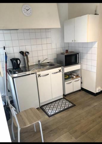 Maison au centre ville d' Agen sur 2 niveaux 
composée d'un coin cuisine (évier, plaque, frigo, micro onde, rangement)  et salon en rdc , salle de bain (sabot), wc et cumulus.
une chambre lumineuse à l'étage avec un plancher bois , 
au 2ème étage une pièce de réserve sous toit avec vélux 
un vélux dans l'éscalier.  
Double vitrage, volets roulant, chauffage électrique
Actuellement loué 500 € / mois mais sera libre au 1/07/2026