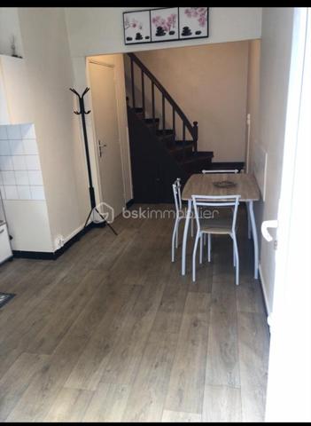 Maison au centre ville d' Agen sur 2 niveaux 
composée d'un coin cuisine (évier, plaque, frigo, micro onde, rangement)  et salon en rdc , salle de bain (sabot), wc et cumulus.
une chambre lumineuse à l'étage avec un plancher bois , 
au 2ème étage une pièce de réserve sous toit avec vélux 
un vélux dans l'éscalier.  
Double vitrage, volets roulant, chauffage électrique
Actuellement loué 500 € / mois mais sera libre au 1/07/2026