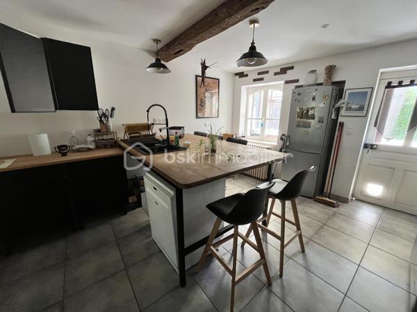Amoureux de la nature et de la Loire, située sur la charmante commune de Jouet sur l'Aubois à 3km de ses nombreux commerces et commodités, à 20min de Nevers et à environ 2h30 de Paris, vous tomberez littéralement sous le charme de cette magnifique maison de village mitoyenne de 1852 en bord de Loire à finaliser selon vos envies, d'une superficie de 142m² sur deux niveaux, construite sur une parcelle de 668m² dans un cadre idyllique et paisible de la campagne Berrichonne entre Loire et canal latéral. 

Cette maison, rénovée avec goût et alliant confort moderne et authenticité de l'ancien, propose une entrée par une véranda de 11m² menant à une spacieuse et lumineuse pièce de vie de 46m². Celle-ci bénéficie d'un espace salon-séjour ainsi que d'un espace salle à manger, sublimés par de belles poutres et pierres apparentes, et distribue les différentes pièces de la maison. 
Sur la gauche, vous trouverez une chambre de 14m² ; en face, un dégagement desservant un WC séparé avec espace buanderie de 3m² doté d'une porte de service donnant sur l'extérieur, ainsi qu'une salle d'eau lumineuse de 4m² proposant une grande douche à l'italienne carrelée; et sur la droite, une cuisine de 16m², équipée et aménagée, offrant un accès à une seconde véranda de 9m².
Depuis l'espace salon-séjour, vous accéderez à l'étage, restant à aménager selon vos envies et vos besoins. Celui-ci propose un palier desservant deux chambres de 19m² chacune avec terrasse vue Loire, une future salle d'eau avec WC de 10m², une entrée indépendante donnant accès à l'extérieur ainsi qu'un grenier de 12m².
L'ensemble offre un beau potentiel grâce à la création d'une salle d'eau avec WC (réseaux déjà en attente) et à la réalisation des travaux de sols, de peinture et de quelques reprises de placoplâtre.

Les sols de cette maison sont en carrelage (pièce de vie, cuisine, WC/buanderie, salle d'eau), en parquet flottant (chambre rez-de-chaussée), en carreaux de ciment (dégagement rez-de-chaussée) ou en dalle béton (étage). 
Elle est munie d'un mode de chauffage central de type pompe à chaleur Air/Eau neuve avec radiateurs en fonte, d'un ballon de production d'eau chaude de 200 litres, d'une installation électrique et plomberie neuves ainsi que de lumières LED à variateur au rez-de-chaussée.  
Ce bien dispose d'huisseries récentes en PVC double vitrage ou bois simple vitrage, de volets battants en bois ou persiennes métalliques ainsi que d'une toiture bénéficiant d'une isolation performante en tuiles mécaniques terre cuite ou tuiles mécaniques béton en très bon état. 

Côté internet, la fibre est installée dans la maison.

Côté énergie, ce bien bénéficie de l'excellente note de B au niveau du DPE (Diagnostic de Performance Énergétique), ce qui en fait une habitation à très haute efficacité énergétique et A au niveau des GES (Gaz à Effet de Serre), ce qui en fait un logement avec très faibles émissions de CO₂. 

Côté extérieur, vous pourrez profiter d'un superbe terrain non attenant de 668m² offrant deux garages de 22m² et 34m² respectivement, une cave de 5m², un appentis en tôle ainsi qu'un récupérateur d'eau. Un puits commun et une cave voutée de 16m² située sous la cuisine viennent compléter ce bien.

Les plus de ce bien :
Sa qualité générale et ses rénovations faites avec goût, son environnement paisible, sa haute performance énergétique, ses garages, la possibilité de le scinder en deux logements ainsi que sa fraîcheur digne des maisons en pierre ou encore sa proximité directe avec la Loire. 

Possibilité de visite vidéo sur demande.

Photos supplémentaires disponibles sur BSK IMMOBILIER > Nos conseillers > Inès RÉMOND
Pour tout renseignement complémentaire ou pour une visite, contactez moi au 07.87.29.70.92.

Idéale pour une famille, pour une résidence secondaire ou pour un investisseur, cette maison est un réel coup de cœur, une belle opportunité à saisir, elle n'attend plus que vous !!!