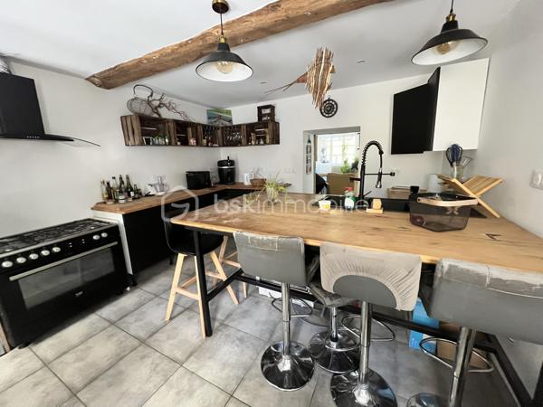 Amoureux de la nature et de la Loire, située sur la charmante commune de Jouet sur l'Aubois à 3km de ses nombreux commerces et commodités, à 20min de Nevers et à environ 2h30 de Paris, vous tomberez littéralement sous le charme de cette magnifique maison de village mitoyenne de 1852 en bord de Loire à finaliser selon vos envies, d'une superficie de 142m² sur deux niveaux, construite sur une parcelle de 668m² dans un cadre idyllique et paisible de la campagne Berrichonne entre Loire et canal latéral. 

Cette maison, rénovée avec goût et alliant confort moderne et authenticité de l'ancien, propose une entrée par une véranda de 11m² menant à une spacieuse et lumineuse pièce de vie de 46m². Celle-ci bénéficie d'un espace salon-séjour ainsi que d'un espace salle à manger, sublimés par de belles poutres et pierres apparentes, et distribue les différentes pièces de la maison. 
Sur la gauche, vous trouverez une chambre de 14m² ; en face, un dégagement desservant un WC séparé avec espace buanderie de 3m² doté d'une porte de service donnant sur l'extérieur, ainsi qu'une salle d'eau lumineuse de 4m² proposant une grande douche à l'italienne carrelée; et sur la droite, une cuisine de 16m², équipée et aménagée, offrant un accès à une seconde véranda de 9m².
Depuis l'espace salon-séjour, vous accéderez à l'étage, restant à aménager selon vos envies et vos besoins. Celui-ci propose un palier desservant deux chambres de 19m² chacune avec terrasse vue Loire, une future salle d'eau avec WC de 10m², une entrée indépendante donnant accès à l'extérieur ainsi qu'un grenier de 12m².
L'ensemble offre un beau potentiel grâce à la création d'une salle d'eau avec WC (réseaux déjà en attente) et à la réalisation des travaux de sols, de peinture et de quelques reprises de placoplâtre.

Les sols de cette maison sont en carrelage (pièce de vie, cuisine, WC/buanderie, salle d'eau), en parquet flottant (chambre rez-de-chaussée), en carreaux de ciment (dégagement rez-de-chaussée) ou en dalle béton (étage). 
Elle est munie d'un mode de chauffage central de type pompe à chaleur Air/Eau neuve avec radiateurs en fonte, d'un ballon de production d'eau chaude de 200 litres, d'une installation électrique et plomberie neuves ainsi que de lumières LED à variateur au rez-de-chaussée.  
Ce bien dispose d'huisseries récentes en PVC double vitrage ou bois simple vitrage, de volets battants en bois ou persiennes métalliques ainsi que d'une toiture bénéficiant d'une isolation performante en tuiles mécaniques terre cuite ou tuiles mécaniques béton en très bon état. 

Côté internet, la fibre est installée dans la maison.

Côté énergie, ce bien bénéficie de l'excellente note de B au niveau du DPE (Diagnostic de Performance Énergétique), ce qui en fait une habitation à très haute efficacité énergétique et A au niveau des GES (Gaz à Effet de Serre), ce qui en fait un logement avec très faibles émissions de CO₂. 

Côté extérieur, vous pourrez profiter d'un superbe terrain non attenant de 668m² offrant deux garages de 22m² et 34m² respectivement, une cave de 5m², un appentis en tôle ainsi qu'un récupérateur d'eau. Un puits commun et une cave voutée de 16m² située sous la cuisine viennent compléter ce bien.

Les plus de ce bien :
Sa qualité générale et ses rénovations faites avec goût, son environnement paisible, sa haute performance énergétique, ses garages, la possibilité de le scinder en deux logements ainsi que sa fraîcheur digne des maisons en pierre ou encore sa proximité directe avec la Loire. 

Possibilité de visite vidéo sur demande.

Photos supplémentaires disponibles sur BSK IMMOBILIER > Nos conseillers > Inès RÉMOND
Pour tout renseignement complémentaire ou pour une visite, contactez moi au 07.87.29.70.92.

Idéale pour une famille, pour une résidence secondaire ou pour un investisseur, cette maison est un réel coup de cœur, une belle opportunité à saisir, elle n'attend plus que vous !!!