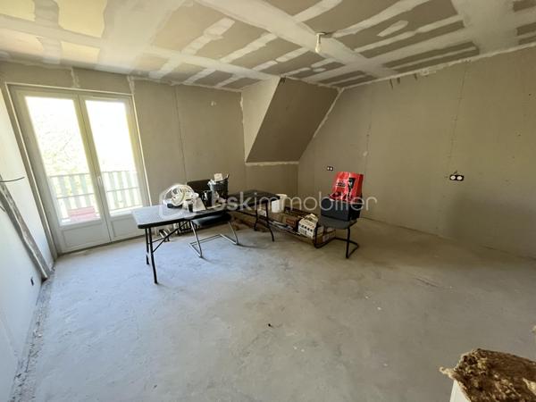 Amoureux de la nature et de la Loire, située sur la charmante commune de Jouet sur l'Aubois à 3km de ses nombreux commerces et commodités, à 20min de Nevers et à environ 2h30 de Paris, vous tomberez littéralement sous le charme de cette magnifique maison de village mitoyenne de 1852 en bord de Loire à finaliser selon vos envies, d'une superficie de 142m² sur deux niveaux, construite sur une parcelle de 668m² dans un cadre idyllique et paisible de la campagne Berrichonne entre Loire et canal latéral. 

Cette maison, rénovée avec goût et alliant confort moderne et authenticité de l'ancien, propose une entrée par une véranda de 11m² menant à une spacieuse et lumineuse pièce de vie de 46m². Celle-ci bénéficie d'un espace salon-séjour ainsi que d'un espace salle à manger, sublimés par de belles poutres et pierres apparentes, et distribue les différentes pièces de la maison. 
Sur la gauche, vous trouverez une chambre de 14m² ; en face, un dégagement desservant un WC séparé avec espace buanderie de 3m² doté d'une porte de service donnant sur l'extérieur, ainsi qu'une salle d'eau lumineuse de 4m² proposant une grande douche à l'italienne carrelée; et sur la droite, une cuisine de 16m², équipée et aménagée, offrant un accès à une seconde véranda de 9m².
Depuis l'espace salon-séjour, vous accéderez à l'étage, restant à aménager selon vos envies et vos besoins. Celui-ci propose un palier desservant deux chambres de 19m² chacune avec terrasse vue Loire, une future salle d'eau avec WC de 10m², une entrée indépendante donnant accès à l'extérieur ainsi qu'un grenier de 12m².
L'ensemble offre un beau potentiel grâce à la création d'une salle d'eau avec WC (réseaux déjà en attente) et à la réalisation des travaux de sols, de peinture et de quelques reprises de placoplâtre.

Les sols de cette maison sont en carrelage (pièce de vie, cuisine, WC/buanderie, salle d'eau), en parquet flottant (chambre rez-de-chaussée), en carreaux de ciment (dégagement rez-de-chaussée) ou en dalle béton (étage). 
Elle est munie d'un mode de chauffage central de type pompe à chaleur Air/Eau neuve avec radiateurs en fonte, d'un ballon de production d'eau chaude de 200 litres, d'une installation électrique et plomberie neuves ainsi que de lumières LED à variateur au rez-de-chaussée.  
Ce bien dispose d'huisseries récentes en PVC double vitrage ou bois simple vitrage, de volets battants en bois ou persiennes métalliques ainsi que d'une toiture bénéficiant d'une isolation performante en tuiles mécaniques terre cuite ou tuiles mécaniques béton en très bon état. 

Côté internet, la fibre est installée dans la maison.

Côté énergie, ce bien bénéficie de l'excellente note de B au niveau du DPE (Diagnostic de Performance Énergétique), ce qui en fait une habitation à très haute efficacité énergétique et A au niveau des GES (Gaz à Effet de Serre), ce qui en fait un logement avec très faibles émissions de CO₂. 

Côté extérieur, vous pourrez profiter d'un superbe terrain non attenant de 668m² offrant deux garages de 22m² et 34m² respectivement, une cave de 5m², un appentis en tôle ainsi qu'un récupérateur d'eau. Un puits commun et une cave voutée de 16m² située sous la cuisine viennent compléter ce bien.

Les plus de ce bien :
Sa qualité générale et ses rénovations faites avec goût, son environnement paisible, sa haute performance énergétique, ses garages, la possibilité de le scinder en deux logements ainsi que sa fraîcheur digne des maisons en pierre ou encore sa proximité directe avec la Loire. 

Possibilité de visite vidéo sur demande.

Photos supplémentaires disponibles sur BSK IMMOBILIER > Nos conseillers > Inès RÉMOND
Pour tout renseignement complémentaire ou pour une visite, contactez moi au 07.87.29.70.92.

Idéale pour une famille, pour une résidence secondaire ou pour un investisseur, cette maison est un réel coup de cœur, une belle opportunité à saisir, elle n'attend plus que vous !!!