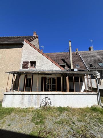 Amoureux de la nature et de la Loire, située sur la charmante commune de Jouet sur l'Aubois à 3km de ses nombreux commerces et commodités, à 20min de Nevers et à environ 2h30 de Paris, vous tomberez littéralement sous le charme de cette magnifique maison de village mitoyenne de 1852 en bord de Loire à finaliser selon vos envies, d'une superficie de 142m² sur deux niveaux, construite sur une parcelle de 668m² dans un cadre idyllique et paisible de la campagne Berrichonne entre Loire et canal latéral. 

Cette maison, rénovée avec goût et alliant confort moderne et authenticité de l'ancien, propose une entrée par une véranda de 11m² menant à une spacieuse et lumineuse pièce de vie de 46m². Celle-ci bénéficie d'un espace salon-séjour ainsi que d'un espace salle à manger, sublimés par de belles poutres et pierres apparentes, et distribue les différentes pièces de la maison. 
Sur la gauche, vous trouverez une chambre de 14m² ; en face, un dégagement desservant un WC séparé avec espace buanderie de 3m² doté d'une porte de service donnant sur l'extérieur, ainsi qu'une salle d'eau lumineuse de 4m² proposant une grande douche à l'italienne carrelée; et sur la droite, une cuisine de 16m², équipée et aménagée, offrant un accès à une seconde véranda de 9m².
Depuis l'espace salon-séjour, vous accéderez à l'étage, restant à aménager selon vos envies et vos besoins. Celui-ci propose un palier desservant deux chambres de 19m² chacune avec terrasse vue Loire, une future salle d'eau avec WC de 10m², une entrée indépendante donnant accès à l'extérieur ainsi qu'un grenier de 12m².
L'ensemble offre un beau potentiel grâce à la création d'une salle d'eau avec WC (réseaux déjà en attente) et à la réalisation des travaux de sols, de peinture et de quelques reprises de placoplâtre.

Les sols de cette maison sont en carrelage (pièce de vie, cuisine, WC/buanderie, salle d'eau), en parquet flottant (chambre rez-de-chaussée), en carreaux de ciment (dégagement rez-de-chaussée) ou en dalle béton (étage). 
Elle est munie d'un mode de chauffage central de type pompe à chaleur Air/Eau neuve avec radiateurs en fonte, d'un ballon de production d'eau chaude de 200 litres, d'une installation électrique et plomberie neuves ainsi que de lumières LED à variateur au rez-de-chaussée.  
Ce bien dispose d'huisseries récentes en PVC double vitrage ou bois simple vitrage, de volets battants en bois ou persiennes métalliques ainsi que d'une toiture bénéficiant d'une isolation performante en tuiles mécaniques terre cuite ou tuiles mécaniques béton en très bon état. 

Côté internet, la fibre est installée dans la maison.

Côté énergie, ce bien bénéficie de l'excellente note de B au niveau du DPE (Diagnostic de Performance Énergétique), ce qui en fait une habitation à très haute efficacité énergétique et A au niveau des GES (Gaz à Effet de Serre), ce qui en fait un logement avec très faibles émissions de CO₂. 

Côté extérieur, vous pourrez profiter d'un superbe terrain non attenant de 668m² offrant deux garages de 22m² et 34m² respectivement, une cave de 5m², un appentis en tôle ainsi qu'un récupérateur d'eau. Un puits commun et une cave voutée de 16m² située sous la cuisine viennent compléter ce bien.

Les plus de ce bien :
Sa qualité générale et ses rénovations faites avec goût, son environnement paisible, sa haute performance énergétique, ses garages, la possibilité de le scinder en deux logements ainsi que sa fraîcheur digne des maisons en pierre ou encore sa proximité directe avec la Loire. 

Possibilité de visite vidéo sur demande.

Photos supplémentaires disponibles sur BSK IMMOBILIER > Nos conseillers > Inès RÉMOND
Pour tout renseignement complémentaire ou pour une visite, contactez moi au 07.87.29.70.92.

Idéale pour une famille, pour une résidence secondaire ou pour un investisseur, cette maison est un réel coup de cœur, une belle opportunité à saisir, elle n'attend plus que vous !!!