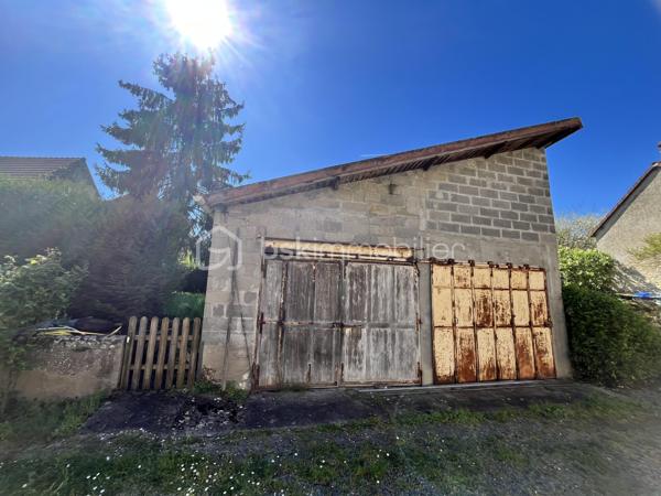Amoureux de la nature et de la Loire, située sur la charmante commune de Jouet sur l'Aubois à 3km de ses nombreux commerces et commodités, à 20min de Nevers et à environ 2h30 de Paris, vous tomberez littéralement sous le charme de cette magnifique maison de village mitoyenne de 1852 en bord de Loire à finaliser selon vos envies, d'une superficie de 142m² sur deux niveaux, construite sur une parcelle de 668m² dans un cadre idyllique et paisible de la campagne Berrichonne entre Loire et canal latéral. 

Cette maison, rénovée avec goût et alliant confort moderne et authenticité de l'ancien, propose une entrée par une véranda de 11m² menant à une spacieuse et lumineuse pièce de vie de 46m². Celle-ci bénéficie d'un espace salon-séjour ainsi que d'un espace salle à manger, sublimés par de belles poutres et pierres apparentes, et distribue les différentes pièces de la maison. 
Sur la gauche, vous trouverez une chambre de 14m² ; en face, un dégagement desservant un WC séparé avec espace buanderie de 3m² doté d'une porte de service donnant sur l'extérieur, ainsi qu'une salle d'eau lumineuse de 4m² proposant une grande douche à l'italienne carrelée; et sur la droite, une cuisine de 16m², équipée et aménagée, offrant un accès à une seconde véranda de 9m².
Depuis l'espace salon-séjour, vous accéderez à l'étage, restant à aménager selon vos envies et vos besoins. Celui-ci propose un palier desservant deux chambres de 19m² chacune avec terrasse vue Loire, une future salle d'eau avec WC de 10m², une entrée indépendante donnant accès à l'extérieur ainsi qu'un grenier de 12m².
L'ensemble offre un beau potentiel grâce à la création d'une salle d'eau avec WC (réseaux déjà en attente) et à la réalisation des travaux de sols, de peinture et de quelques reprises de placoplâtre.

Les sols de cette maison sont en carrelage (pièce de vie, cuisine, WC/buanderie, salle d'eau), en parquet flottant (chambre rez-de-chaussée), en carreaux de ciment (dégagement rez-de-chaussée) ou en dalle béton (étage). 
Elle est munie d'un mode de chauffage central de type pompe à chaleur Air/Eau neuve avec radiateurs en fonte, d'un ballon de production d'eau chaude de 200 litres, d'une installation électrique et plomberie neuves ainsi que de lumières LED à variateur au rez-de-chaussée.  
Ce bien dispose d'huisseries récentes en PVC double vitrage ou bois simple vitrage, de volets battants en bois ou persiennes métalliques ainsi que d'une toiture bénéficiant d'une isolation performante en tuiles mécaniques terre cuite ou tuiles mécaniques béton en très bon état. 

Côté internet, la fibre est installée dans la maison.

Côté énergie, ce bien bénéficie de l'excellente note de B au niveau du DPE (Diagnostic de Performance Énergétique), ce qui en fait une habitation à très haute efficacité énergétique et A au niveau des GES (Gaz à Effet de Serre), ce qui en fait un logement avec très faibles émissions de CO₂. 

Côté extérieur, vous pourrez profiter d'un superbe terrain non attenant de 668m² offrant deux garages de 22m² et 34m² respectivement, une cave de 5m², un appentis en tôle ainsi qu'un récupérateur d'eau. Un puits commun et une cave voutée de 16m² située sous la cuisine viennent compléter ce bien.

Les plus de ce bien :
Sa qualité générale et ses rénovations faites avec goût, son environnement paisible, sa haute performance énergétique, ses garages, la possibilité de le scinder en deux logements ainsi que sa fraîcheur digne des maisons en pierre ou encore sa proximité directe avec la Loire. 

Possibilité de visite vidéo sur demande.

Photos supplémentaires disponibles sur BSK IMMOBILIER > Nos conseillers > Inès RÉMOND
Pour tout renseignement complémentaire ou pour une visite, contactez moi au 07.87.29.70.92.

Idéale pour une famille, pour une résidence secondaire ou pour un investisseur, cette maison est un réel coup de cœur, une belle opportunité à saisir, elle n'attend plus que vous !!!