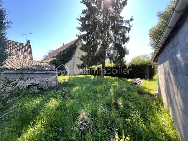 Amoureux de la nature et de la Loire, située sur la charmante commune de Jouet sur l'Aubois à 3km de ses nombreux commerces et commodités, à 20min de Nevers et à environ 2h30 de Paris, vous tomberez littéralement sous le charme de cette magnifique maison de village mitoyenne de 1852 en bord de Loire à finaliser selon vos envies, d'une superficie de 142m² sur deux niveaux, construite sur une parcelle de 668m² dans un cadre idyllique et paisible de la campagne Berrichonne entre Loire et canal latéral. 

Cette maison, rénovée avec goût et alliant confort moderne et authenticité de l'ancien, propose une entrée par une véranda de 11m² menant à une spacieuse et lumineuse pièce de vie de 46m². Celle-ci bénéficie d'un espace salon-séjour ainsi que d'un espace salle à manger, sublimés par de belles poutres et pierres apparentes, et distribue les différentes pièces de la maison. 
Sur la gauche, vous trouverez une chambre de 14m² ; en face, un dégagement desservant un WC séparé avec espace buanderie de 3m² doté d'une porte de service donnant sur l'extérieur, ainsi qu'une salle d'eau lumineuse de 4m² proposant une grande douche à l'italienne carrelée; et sur la droite, une cuisine de 16m², équipée et aménagée, offrant un accès à une seconde véranda de 9m².
Depuis l'espace salon-séjour, vous accéderez à l'étage, restant à aménager selon vos envies et vos besoins. Celui-ci propose un palier desservant deux chambres de 19m² chacune avec terrasse vue Loire, une future salle d'eau avec WC de 10m², une entrée indépendante donnant accès à l'extérieur ainsi qu'un grenier de 12m².
L'ensemble offre un beau potentiel grâce à la création d'une salle d'eau avec WC (réseaux déjà en attente) et à la réalisation des travaux de sols, de peinture et de quelques reprises de placoplâtre.

Les sols de cette maison sont en carrelage (pièce de vie, cuisine, WC/buanderie, salle d'eau), en parquet flottant (chambre rez-de-chaussée), en carreaux de ciment (dégagement rez-de-chaussée) ou en dalle béton (étage). 
Elle est munie d'un mode de chauffage central de type pompe à chaleur Air/Eau neuve avec radiateurs en fonte, d'un ballon de production d'eau chaude de 200 litres, d'une installation électrique et plomberie neuves ainsi que de lumières LED à variateur au rez-de-chaussée.  
Ce bien dispose d'huisseries récentes en PVC double vitrage ou bois simple vitrage, de volets battants en bois ou persiennes métalliques ainsi que d'une toiture bénéficiant d'une isolation performante en tuiles mécaniques terre cuite ou tuiles mécaniques béton en très bon état. 

Côté internet, la fibre est installée dans la maison.

Côté énergie, ce bien bénéficie de l'excellente note de B au niveau du DPE (Diagnostic de Performance Énergétique), ce qui en fait une habitation à très haute efficacité énergétique et A au niveau des GES (Gaz à Effet de Serre), ce qui en fait un logement avec très faibles émissions de CO₂. 

Côté extérieur, vous pourrez profiter d'un superbe terrain non attenant de 668m² offrant deux garages de 22m² et 34m² respectivement, une cave de 5m², un appentis en tôle ainsi qu'un récupérateur d'eau. Un puits commun et une cave voutée de 16m² située sous la cuisine viennent compléter ce bien.

Les plus de ce bien :
Sa qualité générale et ses rénovations faites avec goût, son environnement paisible, sa haute performance énergétique, ses garages, la possibilité de le scinder en deux logements ainsi que sa fraîcheur digne des maisons en pierre ou encore sa proximité directe avec la Loire. 

Possibilité de visite vidéo sur demande.

Photos supplémentaires disponibles sur BSK IMMOBILIER > Nos conseillers > Inès RÉMOND
Pour tout renseignement complémentaire ou pour une visite, contactez moi au 07.87.29.70.92.

Idéale pour une famille, pour une résidence secondaire ou pour un investisseur, cette maison est un réel coup de cœur, une belle opportunité à saisir, elle n'attend plus que vous !!!