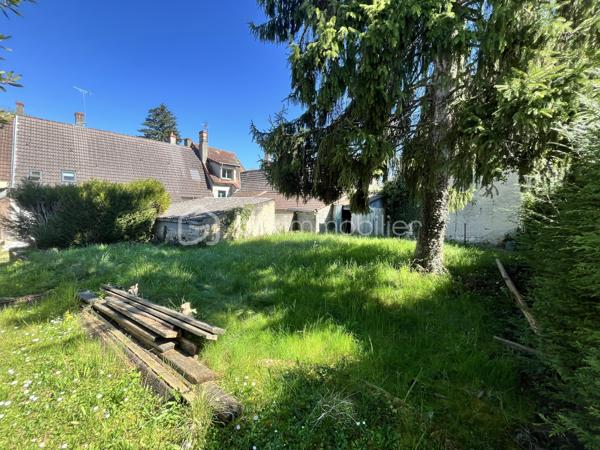 Amoureux de la nature et de la Loire, située sur la charmante commune de Jouet sur l'Aubois à 3km de ses nombreux commerces et commodités, à 20min de Nevers et à environ 2h30 de Paris, vous tomberez littéralement sous le charme de cette magnifique maison de village mitoyenne de 1852 en bord de Loire à finaliser selon vos envies, d'une superficie de 142m² sur deux niveaux, construite sur une parcelle de 668m² dans un cadre idyllique et paisible de la campagne Berrichonne entre Loire et canal latéral. 

Cette maison, rénovée avec goût et alliant confort moderne et authenticité de l'ancien, propose une entrée par une véranda de 11m² menant à une spacieuse et lumineuse pièce de vie de 46m². Celle-ci bénéficie d'un espace salon-séjour ainsi que d'un espace salle à manger, sublimés par de belles poutres et pierres apparentes, et distribue les différentes pièces de la maison. 
Sur la gauche, vous trouverez une chambre de 14m² ; en face, un dégagement desservant un WC séparé avec espace buanderie de 3m² doté d'une porte de service donnant sur l'extérieur, ainsi qu'une salle d'eau lumineuse de 4m² proposant une grande douche à l'italienne carrelée; et sur la droite, une cuisine de 16m², équipée et aménagée, offrant un accès à une seconde véranda de 9m².
Depuis l'espace salon-séjour, vous accéderez à l'étage, restant à aménager selon vos envies et vos besoins. Celui-ci propose un palier desservant deux chambres de 19m² chacune avec terrasse vue Loire, une future salle d'eau avec WC de 10m², une entrée indépendante donnant accès à l'extérieur ainsi qu'un grenier de 12m².
L'ensemble offre un beau potentiel grâce à la création d'une salle d'eau avec WC (réseaux déjà en attente) et à la réalisation des travaux de sols, de peinture et de quelques reprises de placoplâtre.

Les sols de cette maison sont en carrelage (pièce de vie, cuisine, WC/buanderie, salle d'eau), en parquet flottant (chambre rez-de-chaussée), en carreaux de ciment (dégagement rez-de-chaussée) ou en dalle béton (étage). 
Elle est munie d'un mode de chauffage central de type pompe à chaleur Air/Eau neuve avec radiateurs en fonte, d'un ballon de production d'eau chaude de 200 litres, d'une installation électrique et plomberie neuves ainsi que de lumières LED à variateur au rez-de-chaussée.  
Ce bien dispose d'huisseries récentes en PVC double vitrage ou bois simple vitrage, de volets battants en bois ou persiennes métalliques ainsi que d'une toiture bénéficiant d'une isolation performante en tuiles mécaniques terre cuite ou tuiles mécaniques béton en très bon état. 

Côté internet, la fibre est installée dans la maison.

Côté énergie, ce bien bénéficie de l'excellente note de B au niveau du DPE (Diagnostic de Performance Énergétique), ce qui en fait une habitation à très haute efficacité énergétique et A au niveau des GES (Gaz à Effet de Serre), ce qui en fait un logement avec très faibles émissions de CO₂. 

Côté extérieur, vous pourrez profiter d'un superbe terrain non attenant de 668m² offrant deux garages de 22m² et 34m² respectivement, une cave de 5m², un appentis en tôle ainsi qu'un récupérateur d'eau. Un puits commun et une cave voutée de 16m² située sous la cuisine viennent compléter ce bien.

Les plus de ce bien :
Sa qualité générale et ses rénovations faites avec goût, son environnement paisible, sa haute performance énergétique, ses garages, la possibilité de le scinder en deux logements ainsi que sa fraîcheur digne des maisons en pierre ou encore sa proximité directe avec la Loire. 

Possibilité de visite vidéo sur demande.

Photos supplémentaires disponibles sur BSK IMMOBILIER > Nos conseillers > Inès RÉMOND
Pour tout renseignement complémentaire ou pour une visite, contactez moi au 07.87.29.70.92.

Idéale pour une famille, pour une résidence secondaire ou pour un investisseur, cette maison est un réel coup de cœur, une belle opportunité à saisir, elle n'attend plus que vous !!!