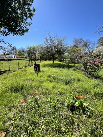 Amoureux de la nature et de la Loire, située sur la charmante commune de Jouet sur l'Aubois à 3km de ses nombreux commerces et commodités, à 20min de Nevers et à environ 2h30 de Paris, vous tomberez littéralement sous le charme de cette magnifique maison de village mitoyenne de 1852 en bord de Loire à finaliser selon vos envies, d'une superficie de 142m² sur deux niveaux, construite sur une parcelle de 668m² dans un cadre idyllique et paisible de la campagne Berrichonne entre Loire et canal latéral. 

Cette maison, rénovée avec goût et alliant confort moderne et authenticité de l'ancien, propose une entrée par une véranda de 11m² menant à une spacieuse et lumineuse pièce de vie de 46m². Celle-ci bénéficie d'un espace salon-séjour ainsi que d'un espace salle à manger, sublimés par de belles poutres et pierres apparentes, et distribue les différentes pièces de la maison. 
Sur la gauche, vous trouverez une chambre de 14m² ; en face, un dégagement desservant un WC séparé avec espace buanderie de 3m² doté d'une porte de service donnant sur l'extérieur, ainsi qu'une salle d'eau lumineuse de 4m² proposant une grande douche à l'italienne carrelée; et sur la droite, une cuisine de 16m², équipée et aménagée, offrant un accès à une seconde véranda de 9m².
Depuis l'espace salon-séjour, vous accéderez à l'étage, restant à aménager selon vos envies et vos besoins. Celui-ci propose un palier desservant deux chambres de 19m² chacune avec terrasse vue Loire, une future salle d'eau avec WC de 10m², une entrée indépendante donnant accès à l'extérieur ainsi qu'un grenier de 12m².
L'ensemble offre un beau potentiel grâce à la création d'une salle d'eau avec WC (réseaux déjà en attente) et à la réalisation des travaux de sols, de peinture et de quelques reprises de placoplâtre.

Les sols de cette maison sont en carrelage (pièce de vie, cuisine, WC/buanderie, salle d'eau), en parquet flottant (chambre rez-de-chaussée), en carreaux de ciment (dégagement rez-de-chaussée) ou en dalle béton (étage). 
Elle est munie d'un mode de chauffage central de type pompe à chaleur Air/Eau neuve avec radiateurs en fonte, d'un ballon de production d'eau chaude de 200 litres, d'une installation électrique et plomberie neuves ainsi que de lumières LED à variateur au rez-de-chaussée.  
Ce bien dispose d'huisseries récentes en PVC double vitrage ou bois simple vitrage, de volets battants en bois ou persiennes métalliques ainsi que d'une toiture bénéficiant d'une isolation performante en tuiles mécaniques terre cuite ou tuiles mécaniques béton en très bon état. 

Côté internet, la fibre est installée dans la maison.

Côté énergie, ce bien bénéficie de l'excellente note de B au niveau du DPE (Diagnostic de Performance Énergétique), ce qui en fait une habitation à très haute efficacité énergétique et A au niveau des GES (Gaz à Effet de Serre), ce qui en fait un logement avec très faibles émissions de CO₂. 

Côté extérieur, vous pourrez profiter d'un superbe terrain non attenant de 668m² offrant deux garages de 22m² et 34m² respectivement, une cave de 5m², un appentis en tôle ainsi qu'un récupérateur d'eau. Un puits commun et une cave voutée de 16m² située sous la cuisine viennent compléter ce bien.

Les plus de ce bien :
Sa qualité générale et ses rénovations faites avec goût, son environnement paisible, sa haute performance énergétique, ses garages, la possibilité de le scinder en deux logements ainsi que sa fraîcheur digne des maisons en pierre ou encore sa proximité directe avec la Loire. 

Possibilité de visite vidéo sur demande.

Photos supplémentaires disponibles sur BSK IMMOBILIER > Nos conseillers > Inès RÉMOND
Pour tout renseignement complémentaire ou pour une visite, contactez moi au 07.87.29.70.92.

Idéale pour une famille, pour une résidence secondaire ou pour un investisseur, cette maison est un réel coup de cœur, une belle opportunité à saisir, elle n'attend plus que vous !!!