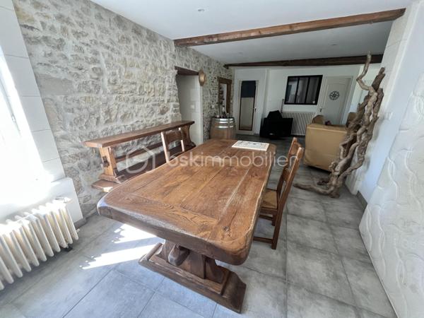 Amoureux de la nature et de la Loire, située sur la charmante commune de Jouet sur l'Aubois à 3km de ses nombreux commerces et commodités, à 20min de Nevers et à environ 2h30 de Paris, vous tomberez littéralement sous le charme de cette magnifique maison de village mitoyenne de 1852 en bord de Loire à finaliser selon vos envies, d'une superficie de 142m² sur deux niveaux, construite sur une parcelle de 668m² dans un cadre idyllique et paisible de la campagne Berrichonne entre Loire et canal latéral. 

Cette maison, rénovée avec goût et alliant confort moderne et authenticité de l'ancien, propose une entrée par une véranda de 11m² menant à une spacieuse et lumineuse pièce de vie de 46m². Celle-ci bénéficie d'un espace salon-séjour ainsi que d'un espace salle à manger, sublimés par de belles poutres et pierres apparentes, et distribue les différentes pièces de la maison. 
Sur la gauche, vous trouverez une chambre de 14m² ; en face, un dégagement desservant un WC séparé avec espace buanderie de 3m² doté d'une porte de service donnant sur l'extérieur, ainsi qu'une salle d'eau lumineuse de 4m² proposant une grande douche à l'italienne carrelée; et sur la droite, une cuisine de 16m², équipée et aménagée, offrant un accès à une seconde véranda de 9m².
Depuis l'espace salon-séjour, vous accéderez à l'étage, restant à aménager selon vos envies et vos besoins. Celui-ci propose un palier desservant deux chambres de 19m² chacune avec terrasse vue Loire, une future salle d'eau avec WC de 10m², une entrée indépendante donnant accès à l'extérieur ainsi qu'un grenier de 12m².
L'ensemble offre un beau potentiel grâce à la création d'une salle d'eau avec WC (réseaux déjà en attente) et à la réalisation des travaux de sols, de peinture et de quelques reprises de placoplâtre.

Les sols de cette maison sont en carrelage (pièce de vie, cuisine, WC/buanderie, salle d'eau), en parquet flottant (chambre rez-de-chaussée), en carreaux de ciment (dégagement rez-de-chaussée) ou en dalle béton (étage). 
Elle est munie d'un mode de chauffage central de type pompe à chaleur Air/Eau neuve avec radiateurs en fonte, d'un ballon de production d'eau chaude de 200 litres, d'une installation électrique et plomberie neuves ainsi que de lumières LED à variateur au rez-de-chaussée.  
Ce bien dispose d'huisseries récentes en PVC double vitrage ou bois simple vitrage, de volets battants en bois ou persiennes métalliques ainsi que d'une toiture bénéficiant d'une isolation performante en tuiles mécaniques terre cuite ou tuiles mécaniques béton en très bon état. 

Côté internet, la fibre est installée dans la maison.

Côté énergie, ce bien bénéficie de l'excellente note de B au niveau du DPE (Diagnostic de Performance Énergétique), ce qui en fait une habitation à très haute efficacité énergétique et A au niveau des GES (Gaz à Effet de Serre), ce qui en fait un logement avec très faibles émissions de CO₂. 

Côté extérieur, vous pourrez profiter d'un superbe terrain non attenant de 668m² offrant deux garages de 22m² et 34m² respectivement, une cave de 5m², un appentis en tôle ainsi qu'un récupérateur d'eau. Un puits commun et une cave voutée de 16m² située sous la cuisine viennent compléter ce bien.

Les plus de ce bien :
Sa qualité générale et ses rénovations faites avec goût, son environnement paisible, sa haute performance énergétique, ses garages, la possibilité de le scinder en deux logements ainsi que sa fraîcheur digne des maisons en pierre ou encore sa proximité directe avec la Loire. 

Possibilité de visite vidéo sur demande.

Photos supplémentaires disponibles sur BSK IMMOBILIER > Nos conseillers > Inès RÉMOND
Pour tout renseignement complémentaire ou pour une visite, contactez moi au 07.87.29.70.92.

Idéale pour une famille, pour une résidence secondaire ou pour un investisseur, cette maison est un réel coup de cœur, une belle opportunité à saisir, elle n'attend plus que vous !!!