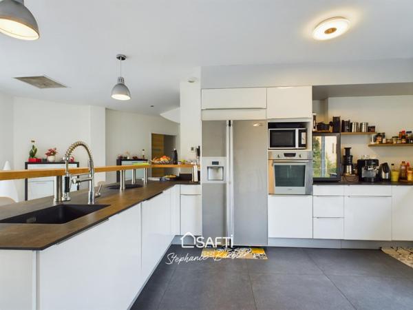 Magnifique Familiale 4 chambres, 1 bureau, piscine et garage !! Proximité Bus et accès rocade