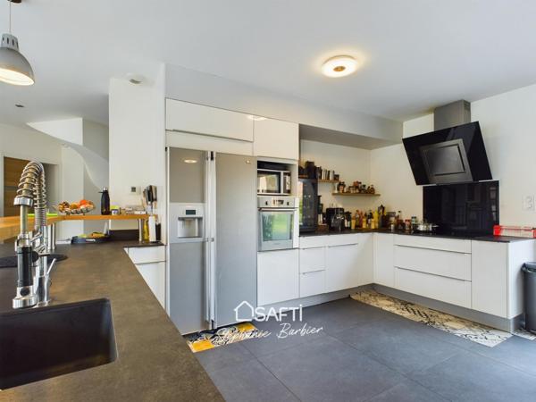 Magnifique Familiale 4 chambres, 1 bureau, piscine et garage !! Proximité Bus et accès rocade