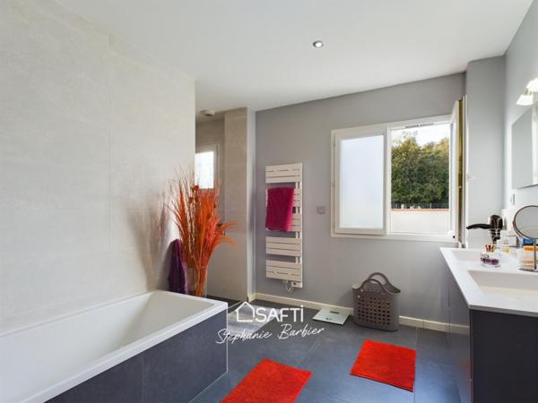 Magnifique Familiale 4 chambres, 1 bureau, piscine et garage !! Proximité Bus et accès rocade