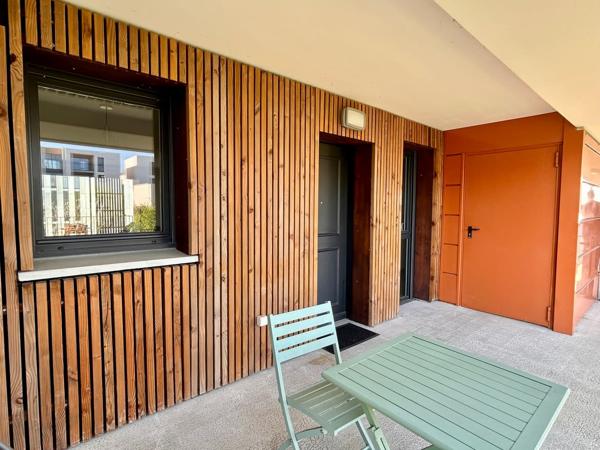 Appartement t3 double terrasse et place de parking