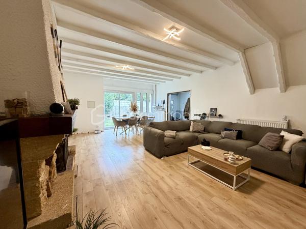 À 7 minutes d’Angerville, sur la commune de Boisseaux (45), venez découvrir cette maison en partie rénovée comprenant:

Au-rez-de-chaussée une entrée, un séjour double avec  cheminée, une grande cuisine à rafraîchir, une salle d’eau avec WC et un cellier.
À l’étage, un palier dessert 4 chambres, une pièce pouvant servir de stockage, bureau ou dressing et une salle de bains avec WC à rénover baignoire .

 Le tout sur une parcelle de 1650m2 avec une dépendance de 200m2 à rénover (toiture à revoir une partie mécanique et une grande partie en taules).
Une chaufferie/buanderie accolée à la maison vient compléter ce bien. 

Il existe un contrat de panneaux solaires en place depuis juillet, les futurs acquéreurs auront le choix de conserver le contrat ou de ne pas garder l’installation.
Pompe à chaleur neuve.
DPE D
Façade rénovée.
Maison raccordée au tout à l’égout.  

Idéal famille, venez vite la visiter sans tarder!