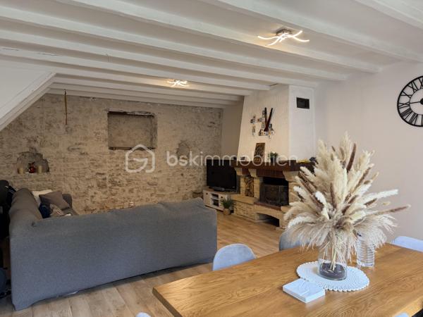 À 7 minutes d’Angerville, sur la commune de Boisseaux (45), venez découvrir cette maison en partie rénovée comprenant:

Au-rez-de-chaussée une entrée, un séjour double avec  cheminée, une grande cuisine à rafraîchir, une salle d’eau avec WC et un cellier.
À l’étage, un palier dessert 4 chambres, une pièce pouvant servir de stockage, bureau ou dressing et une salle de bains avec WC à rénover baignoire .

 Le tout sur une parcelle de 1650m2 avec une dépendance de 200m2 à rénover (toiture à revoir une partie mécanique et une grande partie en taules).
Une chaufferie/buanderie accolée à la maison vient compléter ce bien. 

Il existe un contrat de panneaux solaires en place depuis juillet, les futurs acquéreurs auront le choix de conserver le contrat ou de ne pas garder l’installation.
Pompe à chaleur neuve.
DPE D
Façade rénovée.
Maison raccordée au tout à l’égout.  

Idéal famille, venez vite la visiter sans tarder!