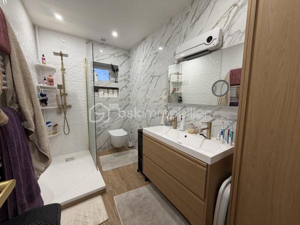 À 7 minutes d’Angerville, sur la commune de Boisseaux (45), venez découvrir cette maison en partie rénovée comprenant:

Au-rez-de-chaussée une entrée, un séjour double avec  cheminée, une grande cuisine à rafraîchir, une salle d’eau avec WC et un cellier.
À l’étage, un palier dessert 4 chambres, une pièce pouvant servir de stockage, bureau ou dressing et une salle de bains avec WC à rénover baignoire .

 Le tout sur une parcelle de 1650m2 avec une dépendance de 200m2 à rénover (toiture à revoir une partie mécanique et une grande partie en taules).
Une chaufferie/buanderie accolée à la maison vient compléter ce bien. 

Il existe un contrat de panneaux solaires en place depuis juillet, les futurs acquéreurs auront le choix de conserver le contrat ou de ne pas garder l’installation.
Pompe à chaleur neuve.
DPE D
Façade rénovée.
Maison raccordée au tout à l’égout.  

Idéal famille, venez vite la visiter sans tarder!