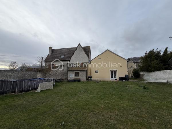 À 7 minutes d’Angerville, sur la commune de Boisseaux (45), venez découvrir cette maison en partie rénovée comprenant:

Au-rez-de-chaussée une entrée, un séjour double avec  cheminée, une grande cuisine à rafraîchir, une salle d’eau avec WC et un cellier.
À l’étage, un palier dessert 4 chambres, une pièce pouvant servir de stockage, bureau ou dressing et une salle de bains avec WC à rénover baignoire .

 Le tout sur une parcelle de 1650m2 avec une dépendance de 200m2 à rénover (toiture à revoir une partie mécanique et une grande partie en taules).
Une chaufferie/buanderie accolée à la maison vient compléter ce bien. 

Il existe un contrat de panneaux solaires en place depuis juillet, les futurs acquéreurs auront le choix de conserver le contrat ou de ne pas garder l’installation.
Pompe à chaleur neuve.
DPE D
Façade rénovée.
Maison raccordée au tout à l’égout.  

Idéal famille, venez vite la visiter sans tarder!