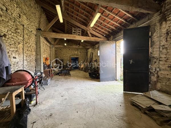 À 7 minutes d’Angerville, sur la commune de Boisseaux (45), venez découvrir cette maison en partie rénovée comprenant:

Au-rez-de-chaussée une entrée, un séjour double avec  cheminée, une grande cuisine à rafraîchir, une salle d’eau avec WC et un cellier.
À l’étage, un palier dessert 4 chambres, une pièce pouvant servir de stockage, bureau ou dressing et une salle de bains avec WC à rénover baignoire .

 Le tout sur une parcelle de 1650m2 avec une dépendance de 200m2 à rénover (toiture à revoir une partie mécanique et une grande partie en taules).
Une chaufferie/buanderie accolée à la maison vient compléter ce bien. 

Il existe un contrat de panneaux solaires en place depuis juillet, les futurs acquéreurs auront le choix de conserver le contrat ou de ne pas garder l’installation.
Pompe à chaleur neuve.
DPE D
Façade rénovée.
Maison raccordée au tout à l’égout.  

Idéal famille, venez vite la visiter sans tarder!
