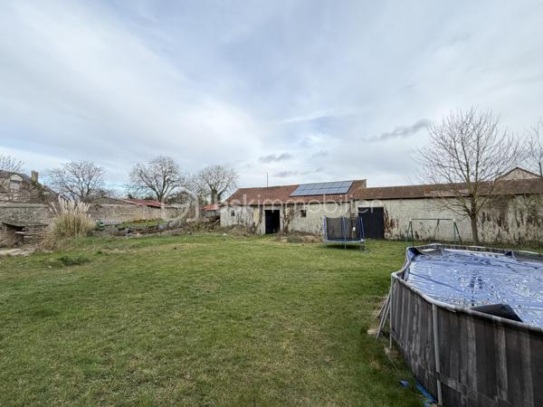 À 7 minutes d’Angerville, sur la commune de Boisseaux (45), venez découvrir cette maison en partie rénovée comprenant:

Au-rez-de-chaussée une entrée, un séjour double avec  cheminée, une grande cuisine à rafraîchir, une salle d’eau avec WC et un cellier.
À l’étage, un palier dessert 4 chambres, une pièce pouvant servir de stockage, bureau ou dressing et une salle de bains avec WC à rénover baignoire .

 Le tout sur une parcelle de 1650m2 avec une dépendance de 200m2 à rénover (toiture à revoir une partie mécanique et une grande partie en taules).
Une chaufferie/buanderie accolée à la maison vient compléter ce bien. 

Il existe un contrat de panneaux solaires en place depuis juillet, les futurs acquéreurs auront le choix de conserver le contrat ou de ne pas garder l’installation.
Pompe à chaleur neuve.
DPE D
Façade rénovée.
Maison raccordée au tout à l’égout.  

Idéal famille, venez vite la visiter sans tarder!