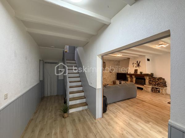 À 7 minutes d’Angerville, sur la commune de Boisseaux (45), venez découvrir cette maison en partie rénovée comprenant:

Au-rez-de-chaussée une entrée, un séjour double avec  cheminée, une grande cuisine à rafraîchir, une salle d’eau avec WC et un cellier.
À l’étage, un palier dessert 4 chambres, une pièce pouvant servir de stockage, bureau ou dressing et une salle de bains avec WC à rénover baignoire .

 Le tout sur une parcelle de 1650m2 avec une dépendance de 200m2 à rénover (toiture à revoir une partie mécanique et une grande partie en taules).
Une chaufferie/buanderie accolée à la maison vient compléter ce bien. 

Il existe un contrat de panneaux solaires en place depuis juillet, les futurs acquéreurs auront le choix de conserver le contrat ou de ne pas garder l’installation.
Pompe à chaleur neuve.
DPE D
Façade rénovée.
Maison raccordée au tout à l’égout.  

Idéal famille, venez vite la visiter sans tarder!