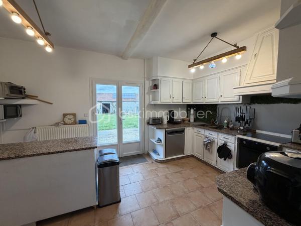 À 7 minutes d’Angerville, sur la commune de Boisseaux (45), venez découvrir cette maison en partie rénovée comprenant:

Au-rez-de-chaussée une entrée, un séjour double avec  cheminée, une grande cuisine à rafraîchir, une salle d’eau avec WC et un cellier.
À l’étage, un palier dessert 4 chambres, une pièce pouvant servir de stockage, bureau ou dressing et une salle de bains avec WC à rénover baignoire .

 Le tout sur une parcelle de 1650m2 avec une dépendance de 200m2 à rénover (toiture à revoir une partie mécanique et une grande partie en taules).
Une chaufferie/buanderie accolée à la maison vient compléter ce bien. 

Il existe un contrat de panneaux solaires en place depuis juillet, les futurs acquéreurs auront le choix de conserver le contrat ou de ne pas garder l’installation.
Pompe à chaleur neuve.
DPE D
Façade rénovée.
Maison raccordée au tout à l’égout.  

Idéal famille, venez vite la visiter sans tarder!
