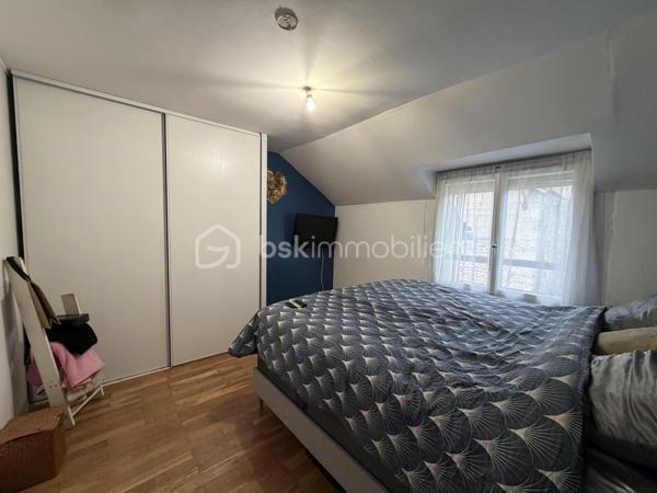 À 7 minutes d’Angerville, sur la commune de Boisseaux (45), venez découvrir cette maison en partie rénovée comprenant:

Au-rez-de-chaussée une entrée, un séjour double avec  cheminée, une grande cuisine à rafraîchir, une salle d’eau avec WC et un cellier.
À l’étage, un palier dessert 4 chambres, une pièce pouvant servir de stockage, bureau ou dressing et une salle de bains avec WC à rénover baignoire .

 Le tout sur une parcelle de 1650m2 avec une dépendance de 200m2 à rénover (toiture à revoir une partie mécanique et une grande partie en taules).
Une chaufferie/buanderie accolée à la maison vient compléter ce bien. 

Il existe un contrat de panneaux solaires en place depuis juillet, les futurs acquéreurs auront le choix de conserver le contrat ou de ne pas garder l’installation.
Pompe à chaleur neuve.
DPE D
Façade rénovée.
Maison raccordée au tout à l’égout.  

Idéal famille, venez vite la visiter sans tarder!