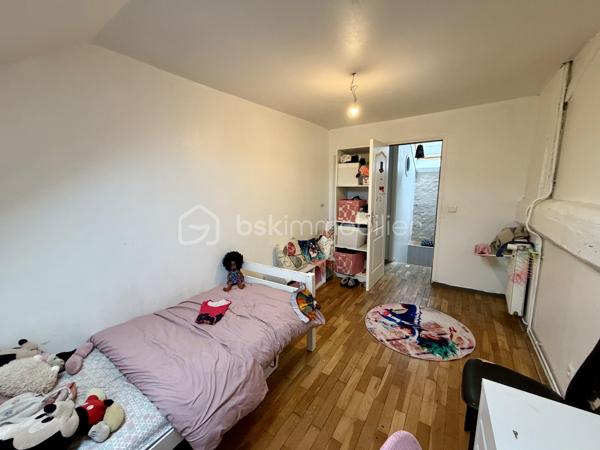 À 7 minutes d’Angerville, sur la commune de Boisseaux (45), venez découvrir cette maison en partie rénovée comprenant:

Au-rez-de-chaussée une entrée, un séjour double avec  cheminée, une grande cuisine à rafraîchir, une salle d’eau avec WC et un cellier.
À l’étage, un palier dessert 4 chambres, une pièce pouvant servir de stockage, bureau ou dressing et une salle de bains avec WC à rénover baignoire .

 Le tout sur une parcelle de 1650m2 avec une dépendance de 200m2 à rénover (toiture à revoir une partie mécanique et une grande partie en taules).
Une chaufferie/buanderie accolée à la maison vient compléter ce bien. 

Il existe un contrat de panneaux solaires en place depuis juillet, les futurs acquéreurs auront le choix de conserver le contrat ou de ne pas garder l’installation.
Pompe à chaleur neuve.
DPE D
Façade rénovée.
Maison raccordée au tout à l’égout.  

Idéal famille, venez vite la visiter sans tarder!