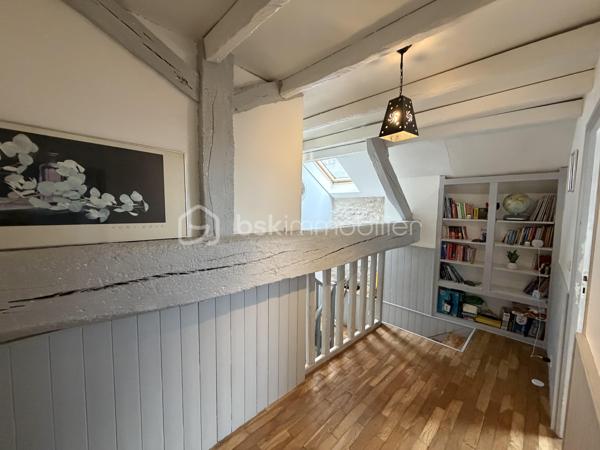 À 7 minutes d’Angerville, sur la commune de Boisseaux (45), venez découvrir cette maison en partie rénovée comprenant:

Au-rez-de-chaussée une entrée, un séjour double avec  cheminée, une grande cuisine à rafraîchir, une salle d’eau avec WC et un cellier.
À l’étage, un palier dessert 4 chambres, une pièce pouvant servir de stockage, bureau ou dressing et une salle de bains avec WC à rénover baignoire .

 Le tout sur une parcelle de 1650m2 avec une dépendance de 200m2 à rénover (toiture à revoir une partie mécanique et une grande partie en taules).
Une chaufferie/buanderie accolée à la maison vient compléter ce bien. 

Il existe un contrat de panneaux solaires en place depuis juillet, les futurs acquéreurs auront le choix de conserver le contrat ou de ne pas garder l’installation.
Pompe à chaleur neuve.
DPE D
Façade rénovée.
Maison raccordée au tout à l’égout.  

Idéal famille, venez vite la visiter sans tarder!