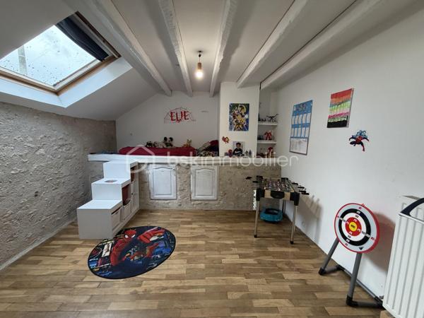 À 7 minutes d’Angerville, sur la commune de Boisseaux (45), venez découvrir cette maison en partie rénovée comprenant:

Au-rez-de-chaussée une entrée, un séjour double avec  cheminée, une grande cuisine à rafraîchir, une salle d’eau avec WC et un cellier.
À l’étage, un palier dessert 4 chambres, une pièce pouvant servir de stockage, bureau ou dressing et une salle de bains avec WC à rénover baignoire .

 Le tout sur une parcelle de 1650m2 avec une dépendance de 200m2 à rénover (toiture à revoir une partie mécanique et une grande partie en taules).
Une chaufferie/buanderie accolée à la maison vient compléter ce bien. 

Il existe un contrat de panneaux solaires en place depuis juillet, les futurs acquéreurs auront le choix de conserver le contrat ou de ne pas garder l’installation.
Pompe à chaleur neuve.
DPE D
Façade rénovée.
Maison raccordée au tout à l’égout.  

Idéal famille, venez vite la visiter sans tarder!