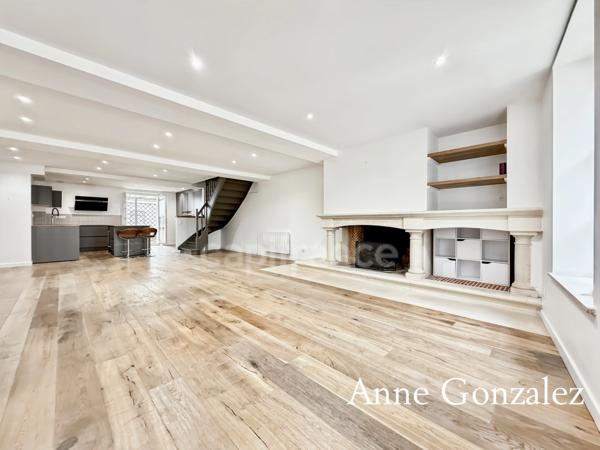 ORLEANS Coeur de ville entre bords de Loire et Halles Châtelet, à vendre superbe maison rénovée avec qualité : pièce de réception de 75 m2, cuisine ouverte récente, quatre chambres et terrasse 12,50 m