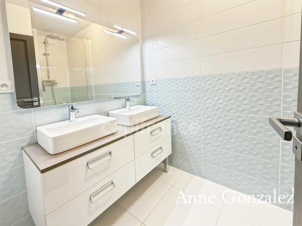 ORLEANS Coeur de ville entre bords de Loire et Halles Châtelet, à vendre superbe maison rénovée avec qualité : pièce de réception de 75 m2, cuisine ouverte récente, quatre chambres et terrasse 12,50 m