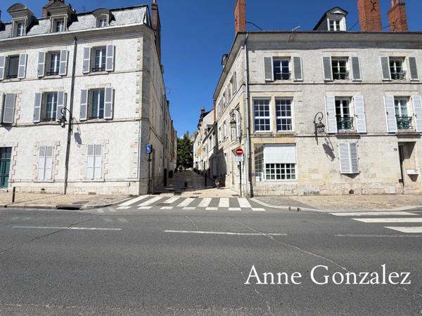 ORLEANS Coeur de ville entre bords de Loire et Halles Châtelet, à vendre superbe maison rénovée avec qualité : pièce de réception de 75 m2, cuisine ouverte récente, quatre chambres et terrasse 12,50 m