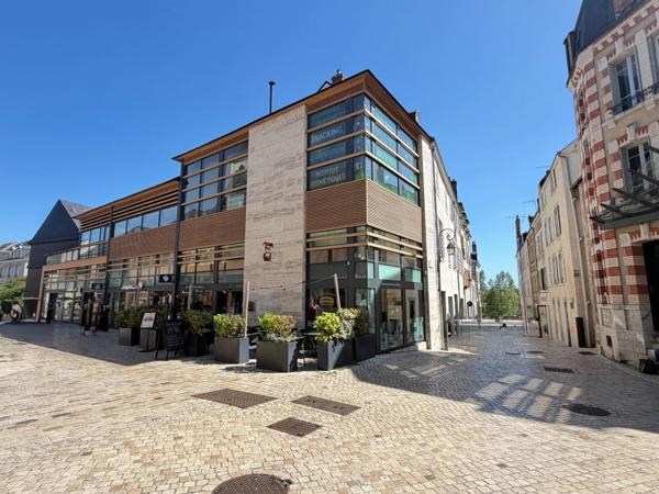 ORLEANS Coeur de ville entre bords de Loire et Halles Châtelet, à vendre superbe maison rénovée avec qualité : pièce de réception de 75 m2, cuisine ouverte récente, quatre chambres et terrasse 12,50 m