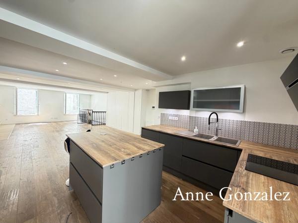 ORLEANS Coeur de ville entre bords de Loire et Halles Châtelet, à vendre superbe maison rénovée avec qualité : pièce de réception de 75 m2, cuisine ouverte récente, quatre chambres et terrasse 12,50 m