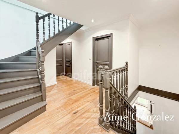 ORLEANS Coeur de ville entre bords de Loire et Halles Châtelet, à vendre superbe maison rénovée avec qualité : pièce de réception de 75 m2, cuisine ouverte récente, quatre chambres et terrasse 12,50 m
