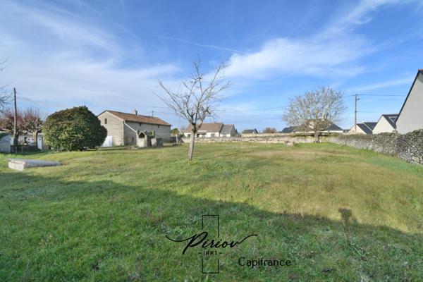 DOUE CENTRE - Terrain constructible 1071 m², partiellement clos de murs