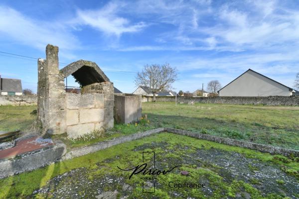 DOUE CENTRE - Terrain constructible 1071 m², partiellement clos de murs