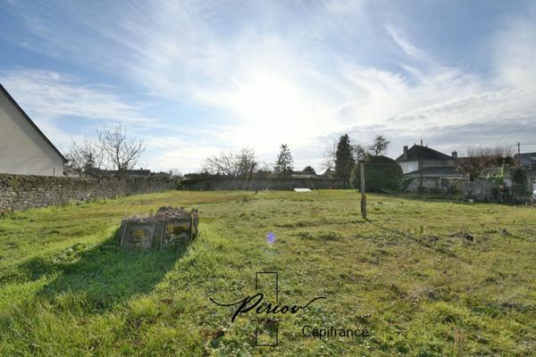 DOUE CENTRE - Terrain constructible 1071 m², partiellement clos de murs