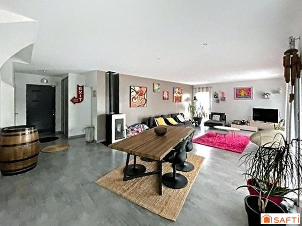 EXCEPTIONNEL !!! DANS LA COMMUNE DE MARTILLAC MAISON RECENTE 159 M2 AVEC PISCINE ET SPA