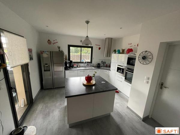 EXCEPTIONNEL !!! DANS LA COMMUNE DE MARTILLAC MAISON RECENTE 159 M2 AVEC PISCINE ET SPA