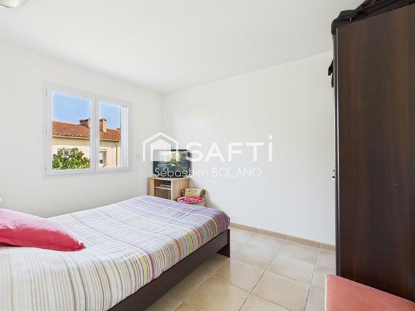 Villa lumineuse de 160 m², grand séjour de 83 m², suite parentale et jardin arboré.