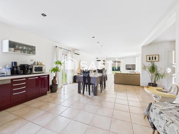 Villa lumineuse de 160 m², grand séjour de 83 m², suite parentale et jardin arboré.